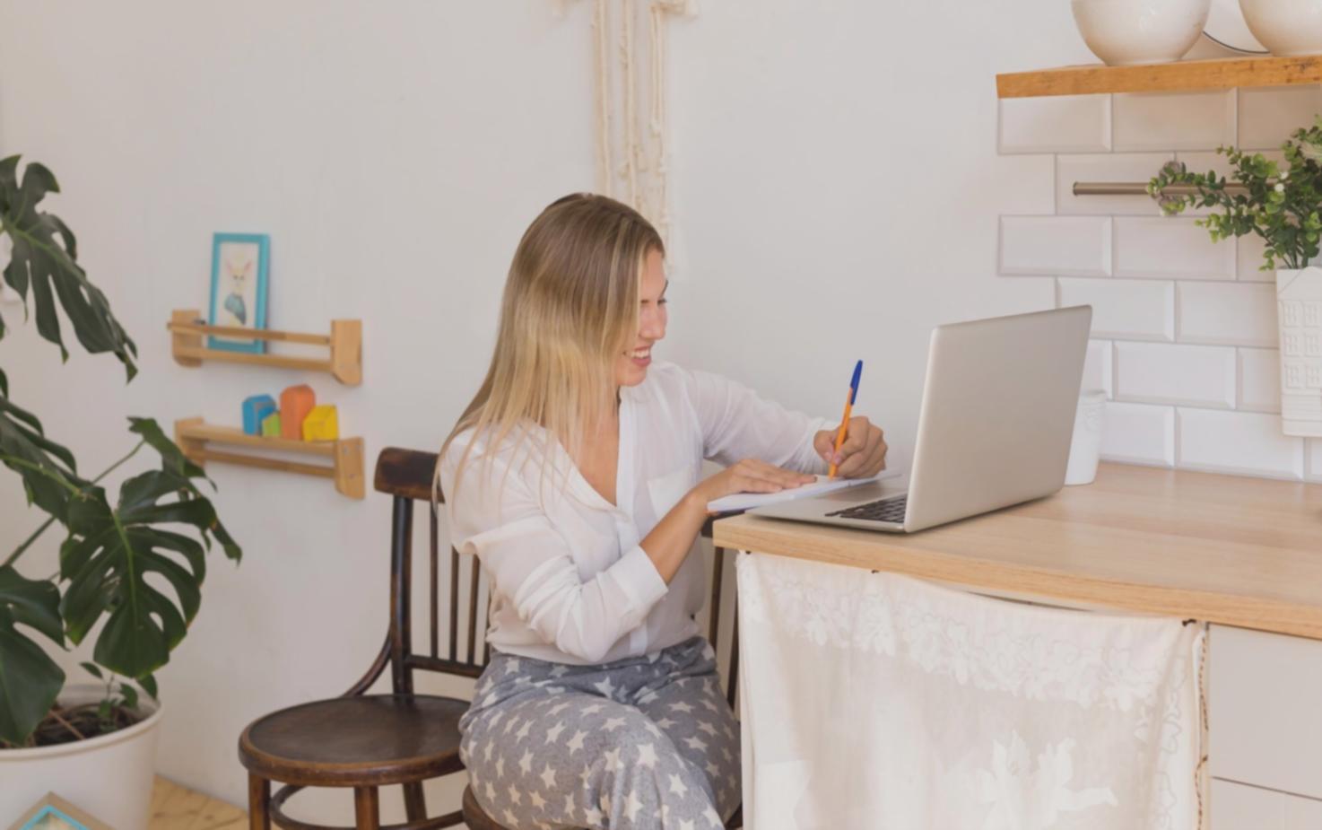 Session de formation avec participants travaillant sur leurs budgets personnels