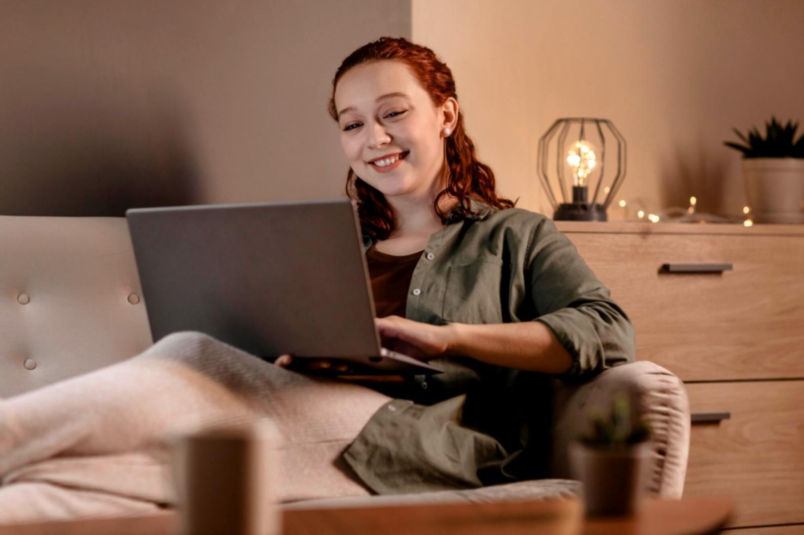 Analyse financière personnalisée avec documents et graphiques sur bureau